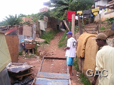 Dentro da Favela 005.jpg - Wieder gehts einen Feldweg den Hang hinauf. Ist das noch die 3 Mio-Stadt Belo Horizonte?